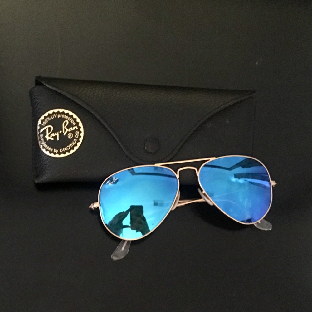 I am selling my blue aviator ray bans!!